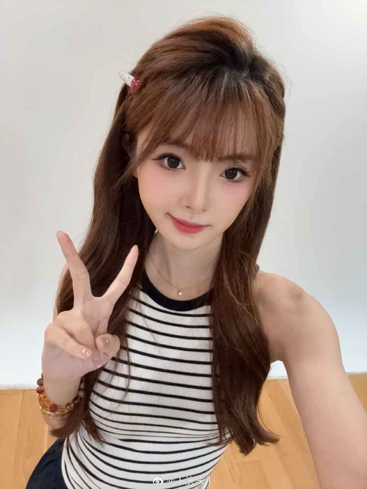 泱泱晒出工作照：穿中国红播中国队~一场大胜！稳稳的很安心💕