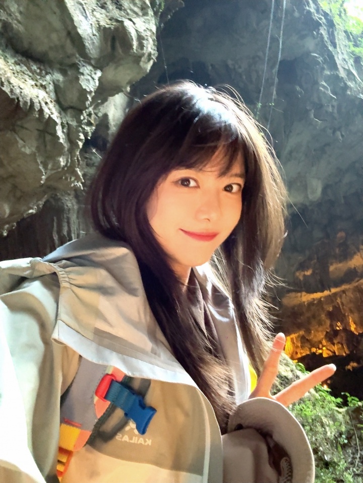 女主持人骆歆晒旅游照：今天去地底下挖矿了️⛏
