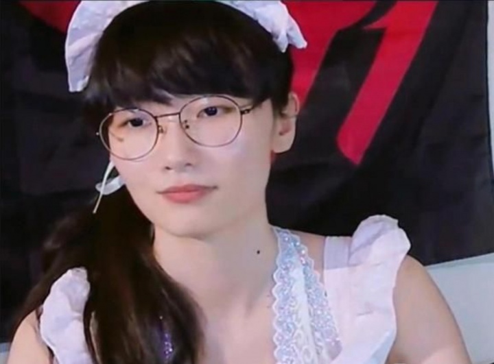 背后必有高人指点🤣抖音主播女版"Faker"横空出世