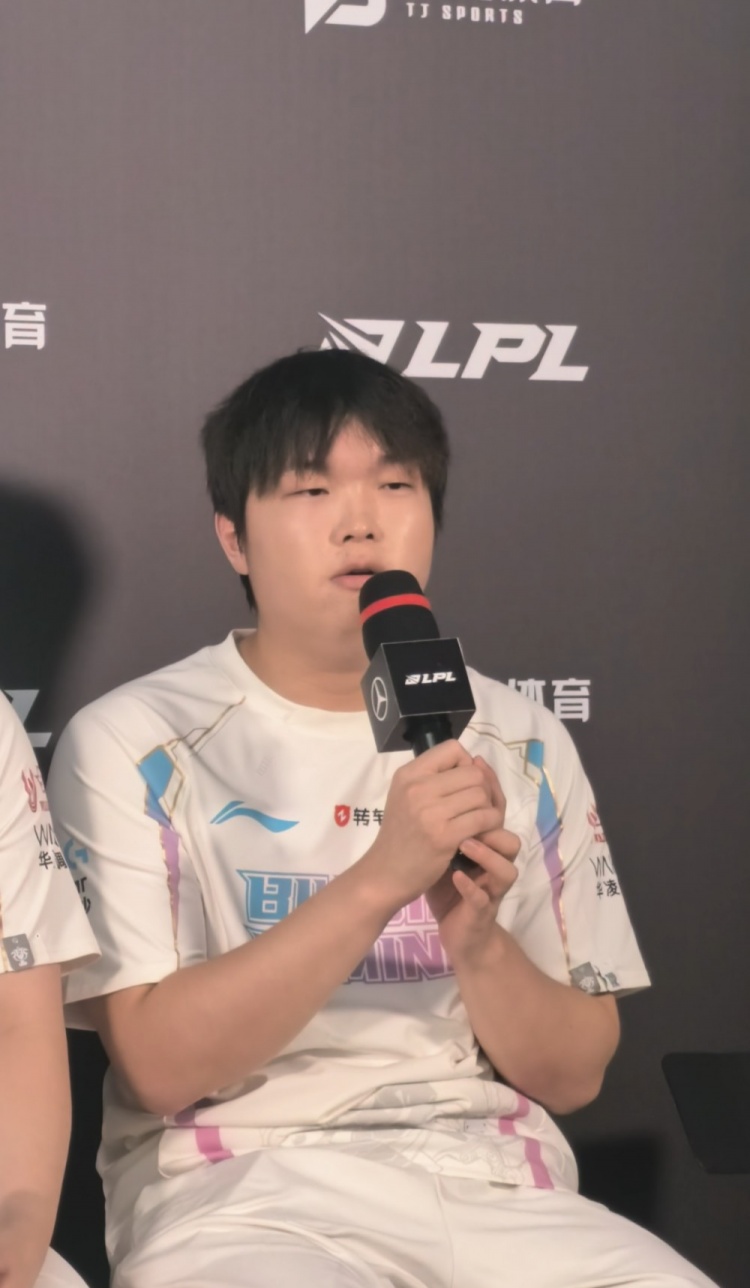 又骗我们！这比WE难打多了！Bin：还是有失误 下次可以做的更好