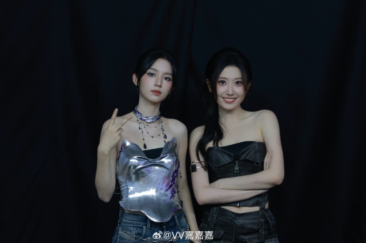 周也真的太权威！VV晒出合照：小也真的好小一张脸