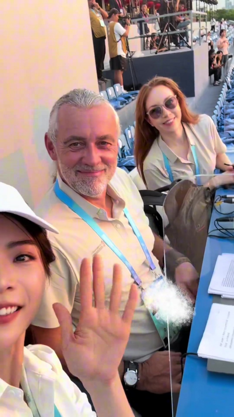 霜姐也是走起来了!余霜更新抖音视频分享自己前往世运会参与工作