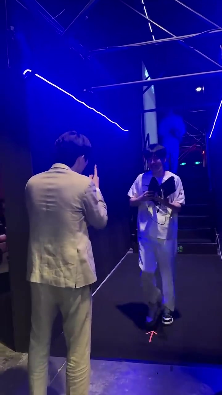 iG分享赛后Daeny教练等待选手的视频:大家喜笑颜开