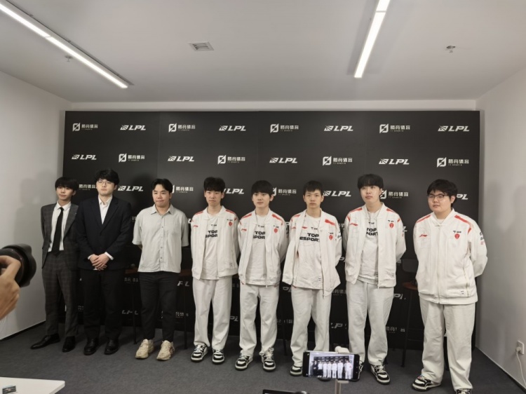 TES赛后群访 JackeyLove感谢过去的自己：坚持下来 干得不错