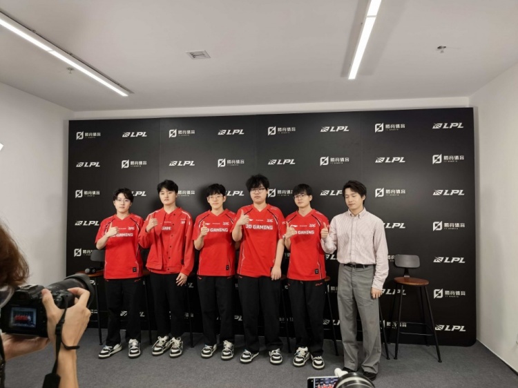 JDG赛后群访 厂长：对面亮寡妇攻击我心态 但还好吧