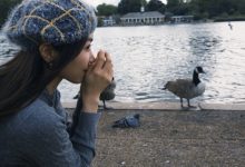 【乐玩LEWIN】LPL女主持余霜晒照：伦敦太冷了 把箱子里能穿的都穿上了-乐玩真人线上娱乐