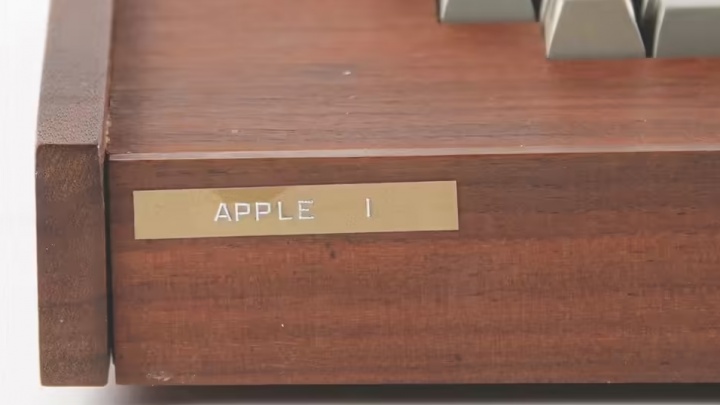 罕见苹果Apple-1电脑拍出47.5万美元高价：超预估价近60%