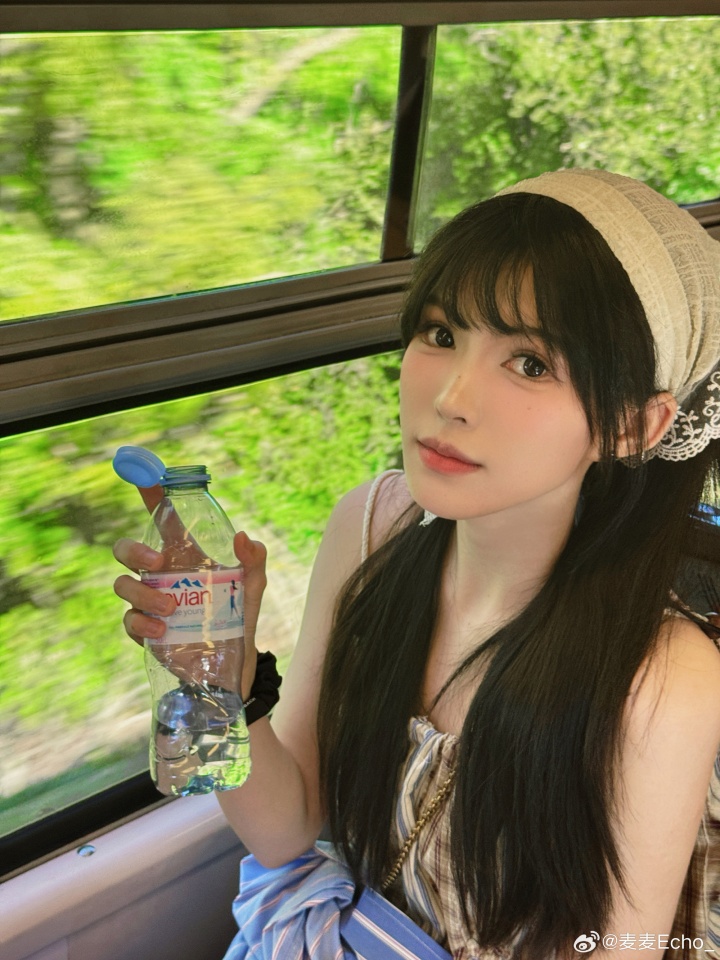 无畏契约赛事主持人麦麦晒照:感受空气和阳光~