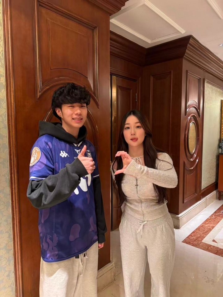 MKOI晒出中单JOJO与解说Kitty合照:希望你喜欢Jojo带去的队服