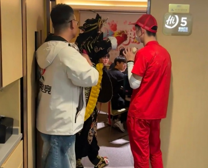 就好这一口!网友在海底捞偶遇GEN T1