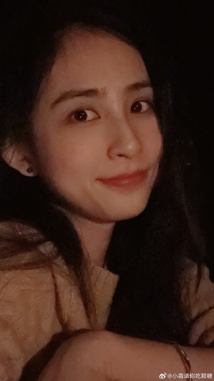 OWL主持小霜晒照:和朋友在一起是全世界最幸福的事情之一