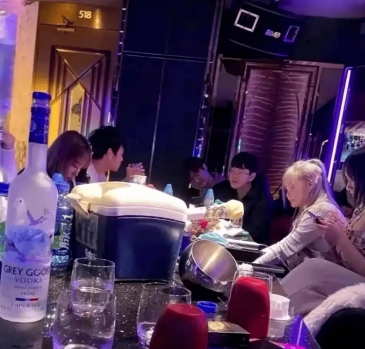不会还是AA的吧?网友晒出Scout在KTV图片 疑似量贩朋友聚会