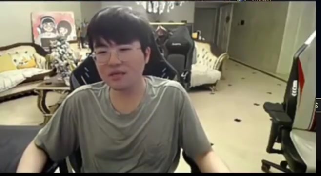🤣装起来了!姿态:不就从那个球里面开两张纸出来吗有什么好吹的?
