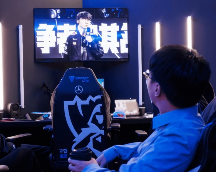 LOL官推分享Tabe看Faker赛后采访照片:最高的山,最长的河