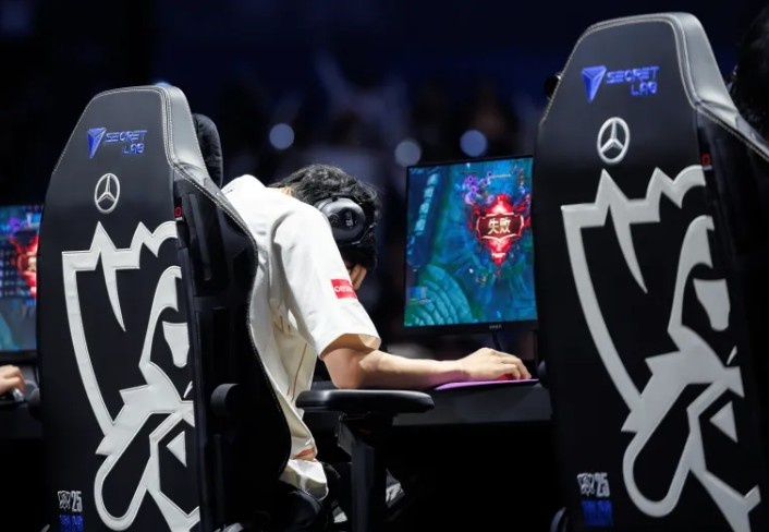 LOL官推分享水晶爆炸时Shanks捂脸的照片并配文:梦想破灭