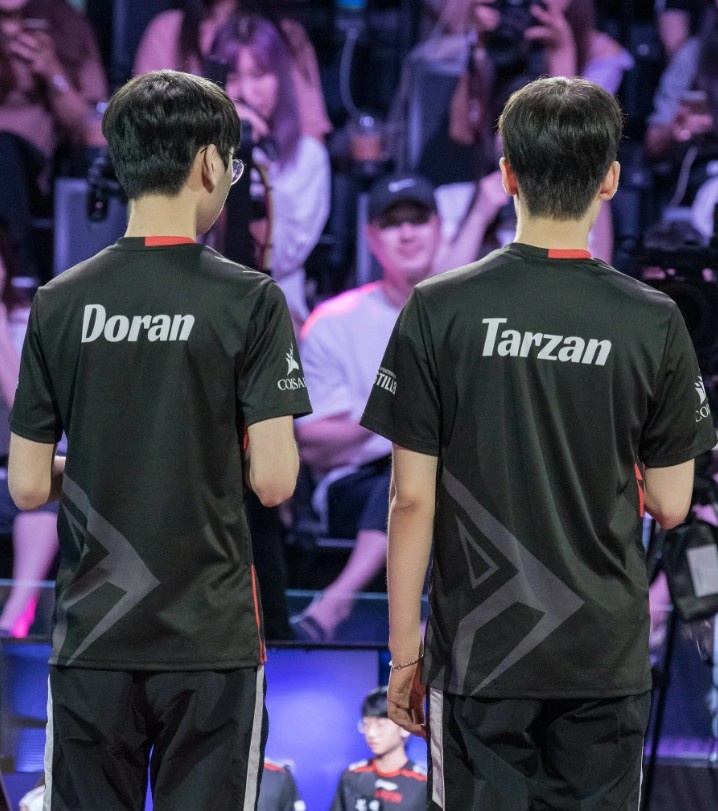 LOL官方分享Doran与Tarzan合影并配文: 一年一度的GRF聚首