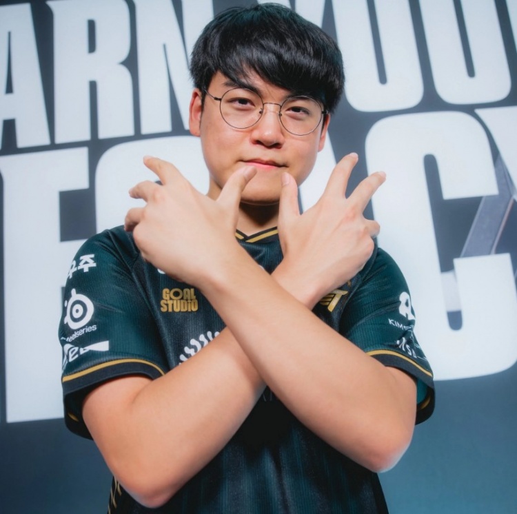 LOL官方分享Gumayusi照片并配文:Gumayusi的新姿势刚刚出炉