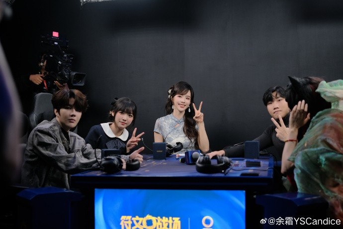 主持人余霜晒照：在后台看完今天的精彩比赛 也想给咱们LPL集个气