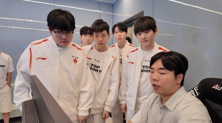 Homme:TES是一支对线落后就很难翻盘的队伍,所以我倾向选择前期阵容