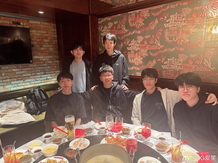 要散伙了吗😭AG经理爱笑晒与AL队员合影：25年我心中最好的五个人