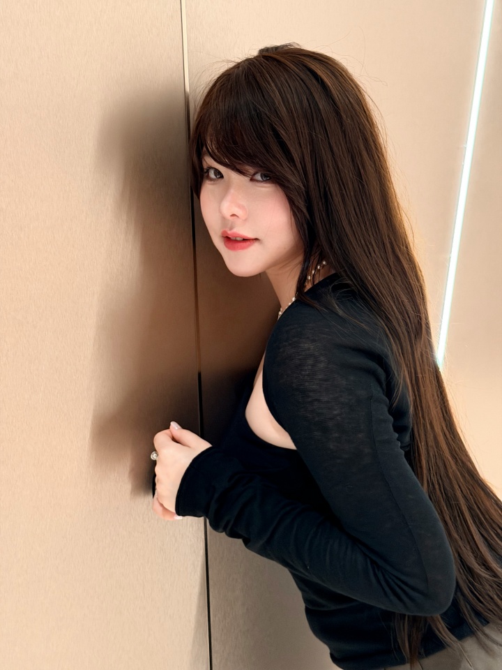 mayumi更博晒照:黑色也别有一番韵味