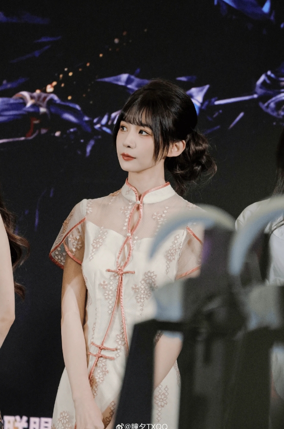 瞳夕更博晒照：收到了美女送的花开心，我也是拥有身份证的混分怪了