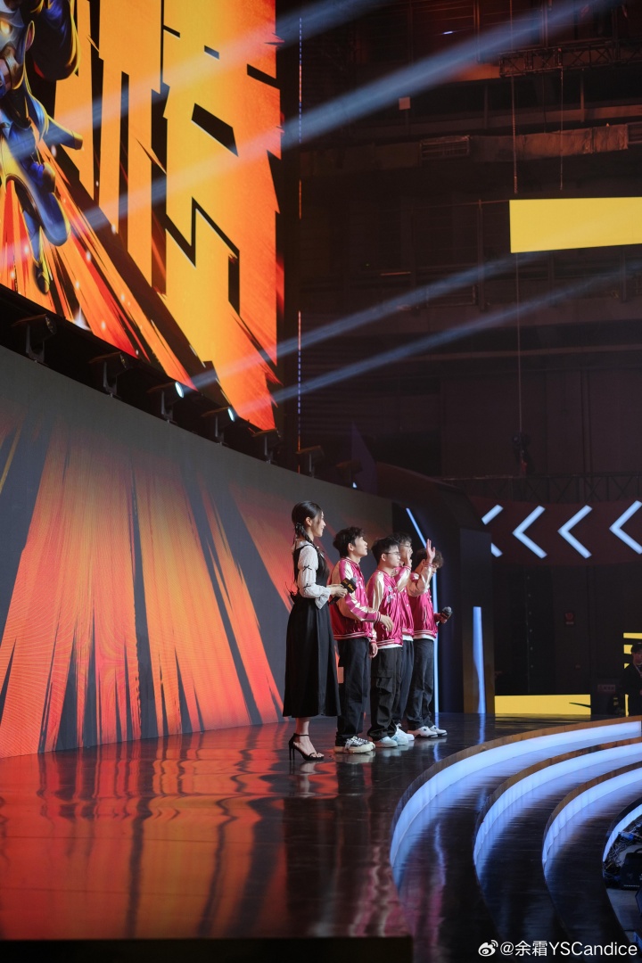 主持余霜更博晒照：Joc半决赛之打工日记