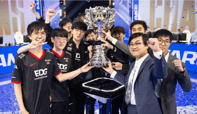 四年前的今天EDG在冰岛夺得S11冠军:目前仍是LPL最后一个S冠🏆