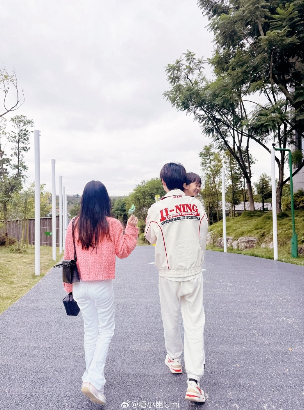 甜蜜!糖小幽晒照:成都的欢喜记忆