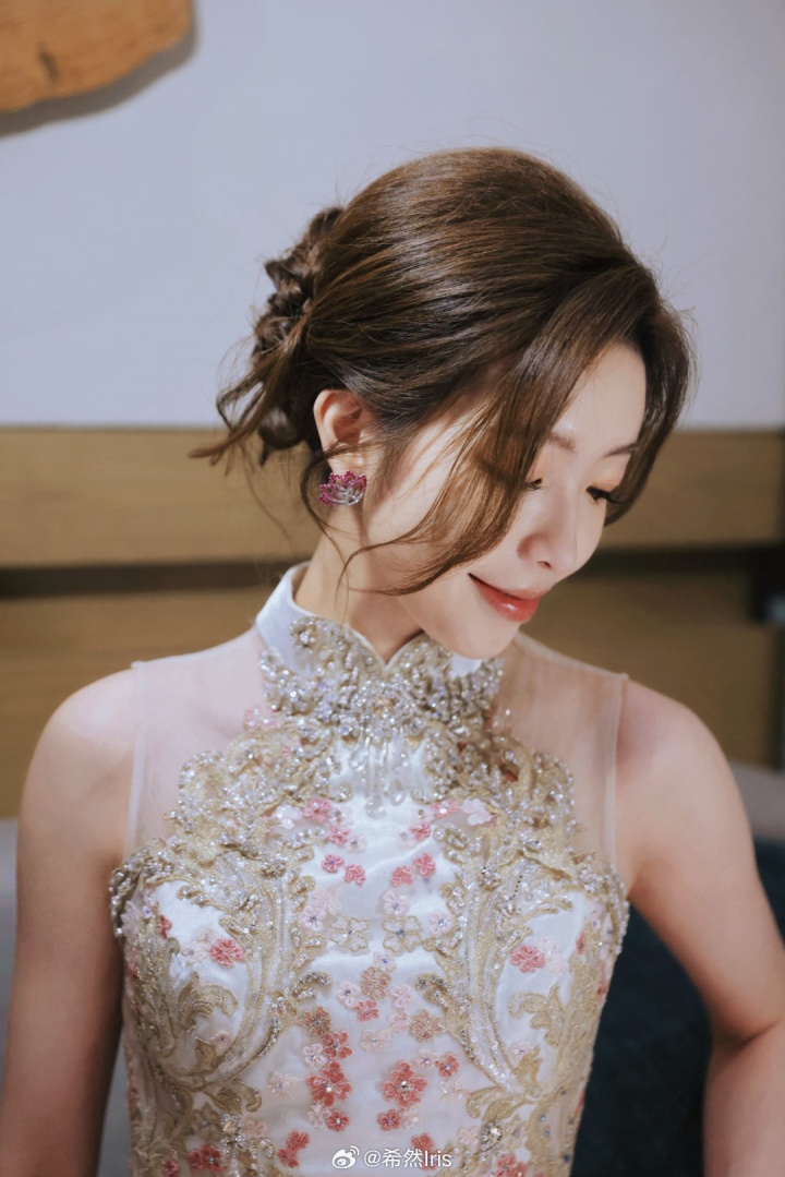 LPL顶流👍主持人希然晒照 与珠宝品牌强强连手