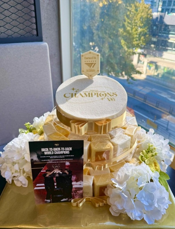 BFX分享T1夺冠年糕:衷心祝贺达成世界纪录三连冠和六冠成就