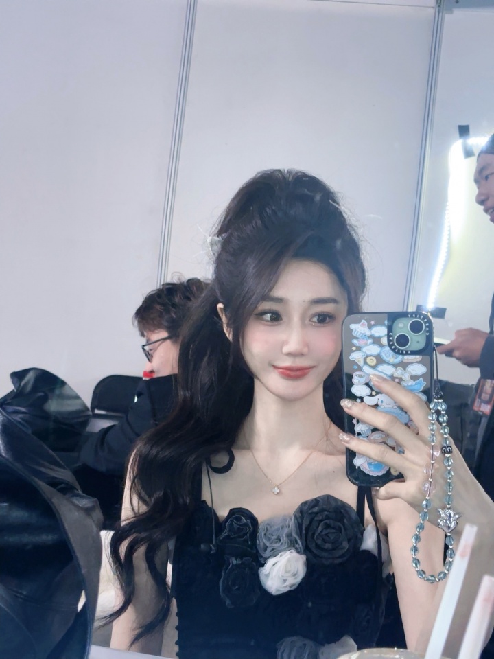 主持小悠晒与解说也好合影：认识这么多年，终于是合作上了