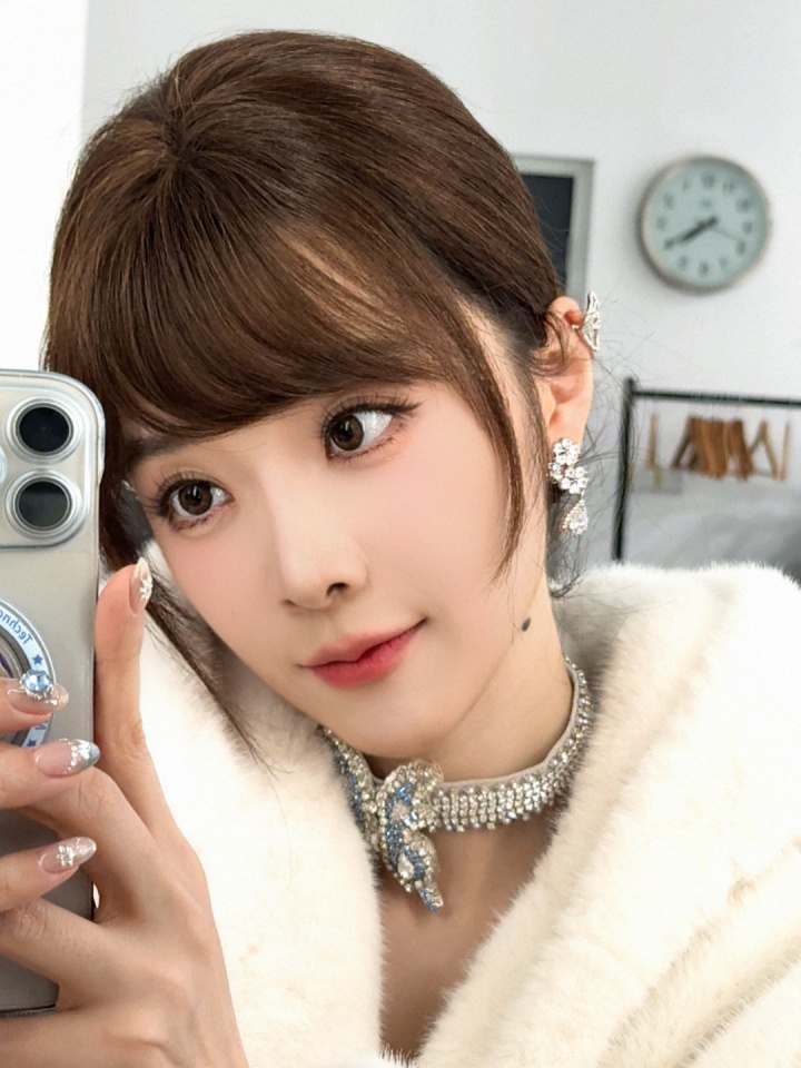 余霜晒照:今日份打工自拍!下班咯!