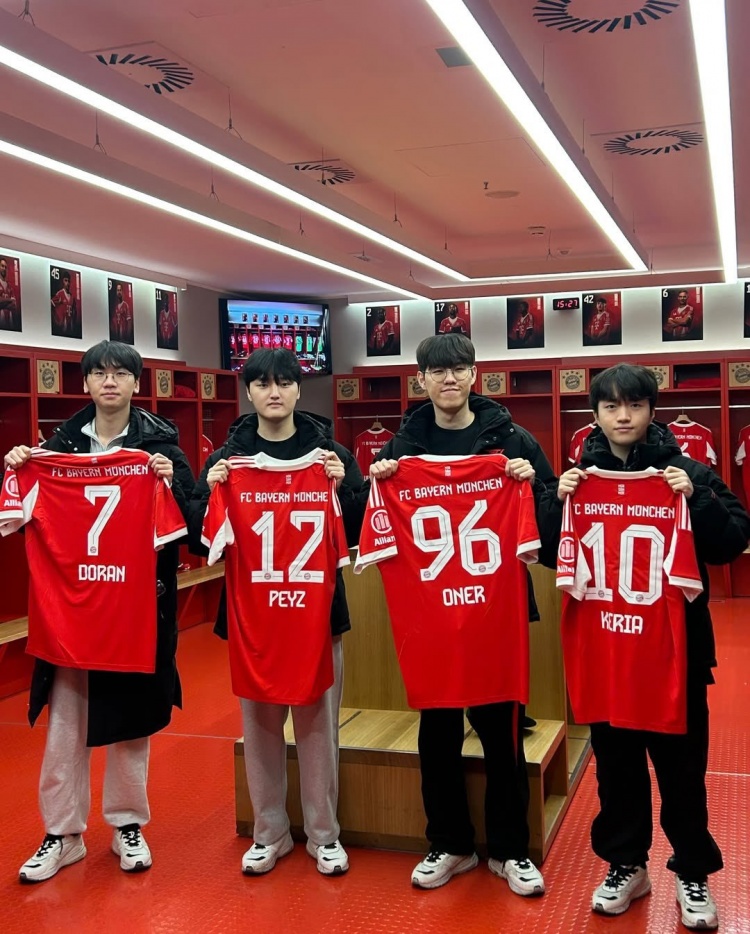 跨界联动👍T1官方分享选手们参观拜仁主场的照片