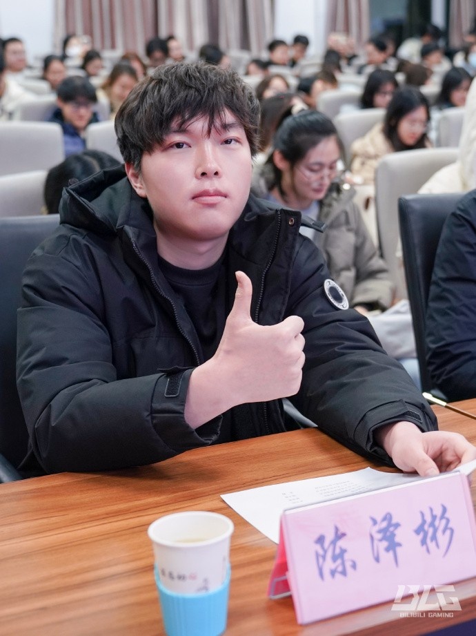 BLG晒与山西大联动活动返图:双眼皮+减肥Bin有点小帅