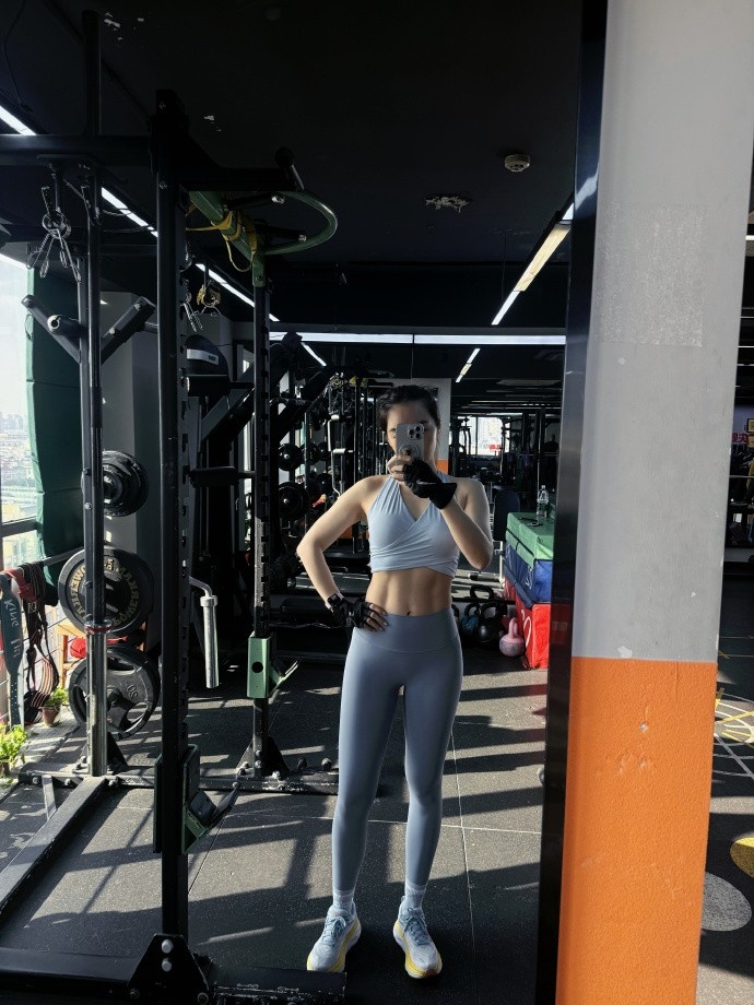 余霜分享运动健身照:运动的快乐又回来了!还有蓝调时刻下的🎾