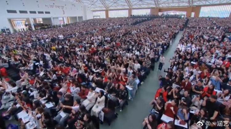 人山人海😱T1越南行表演赛现场座无虚席！