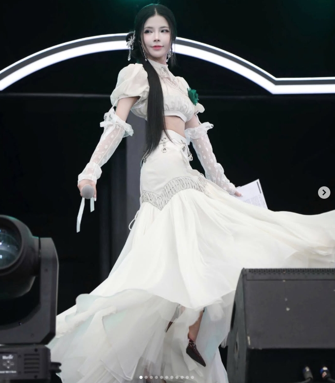 越南赛区女主持maidora晒照：主持活动的返图😍