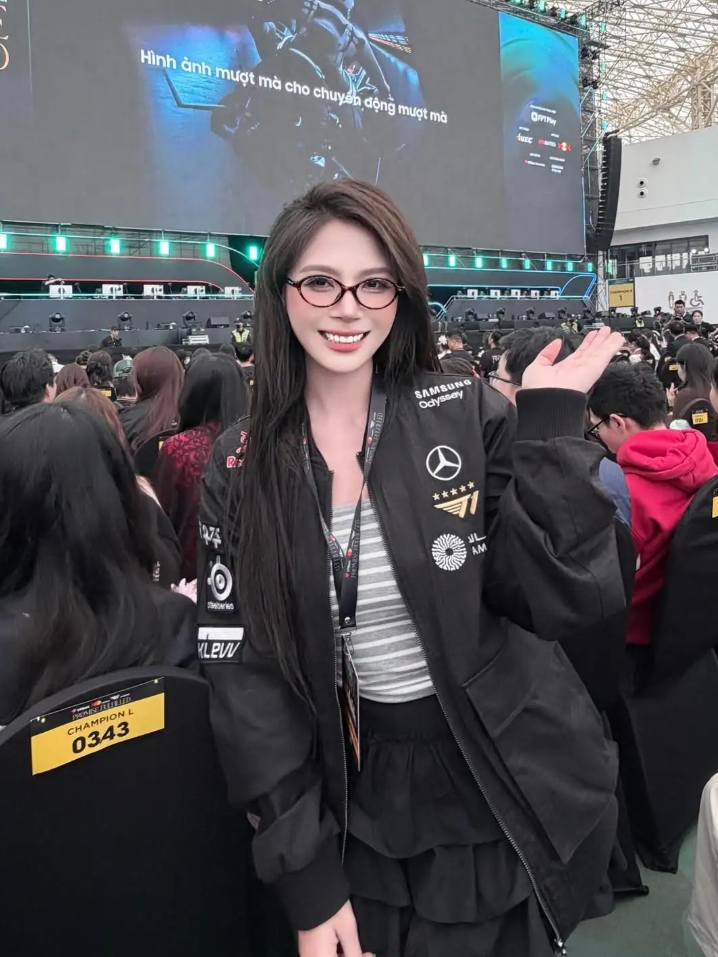 越南女粉丝晒出参加T1线下见面会活动照：甜美笑容+大长腿😍