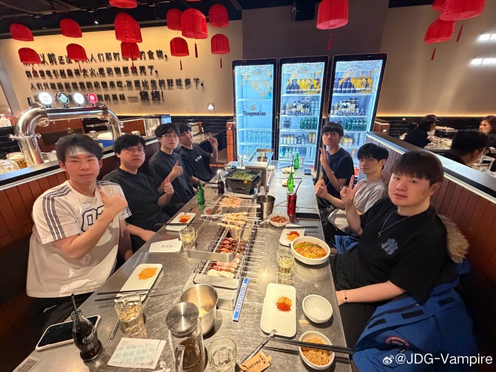 JDG辅助Vampire晒出平安夜聚餐合照：爽吃烤肉，GALA表情愉悦