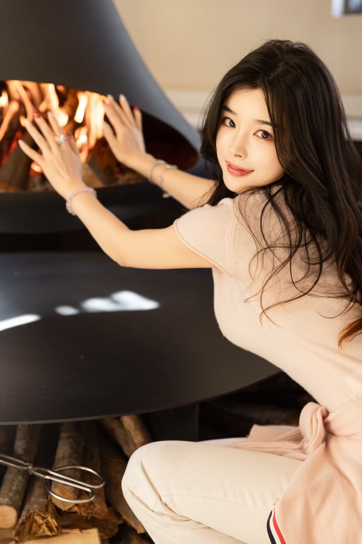 Doinb妻子糖小幽晒照：“暖烘烘~”