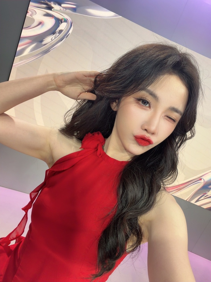 KPL女解说小鹿晒照：🌻💃🏻~