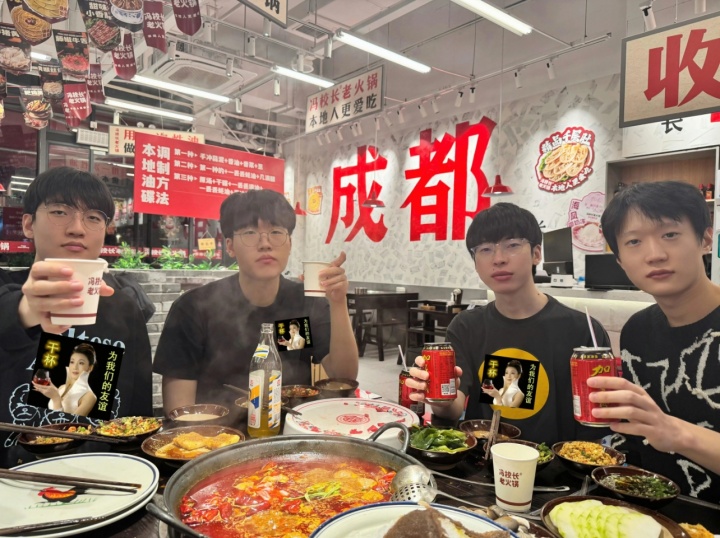 AL社媒晒出选手聚餐合照：吃点地地道道的火锅🍲