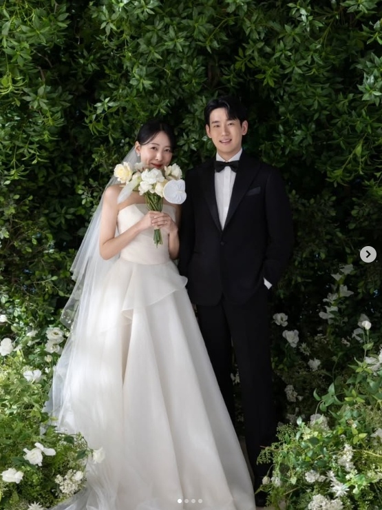 Gumayusi大姐晒婚纱照：一月就要结婚了 感谢所有的爱和温暖的祝福