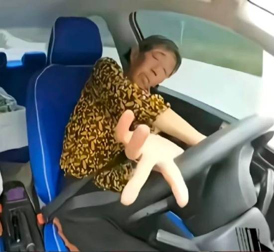 最抽象的一集!QQ飞车邀请"咏春大娘"漫展开打方向盘