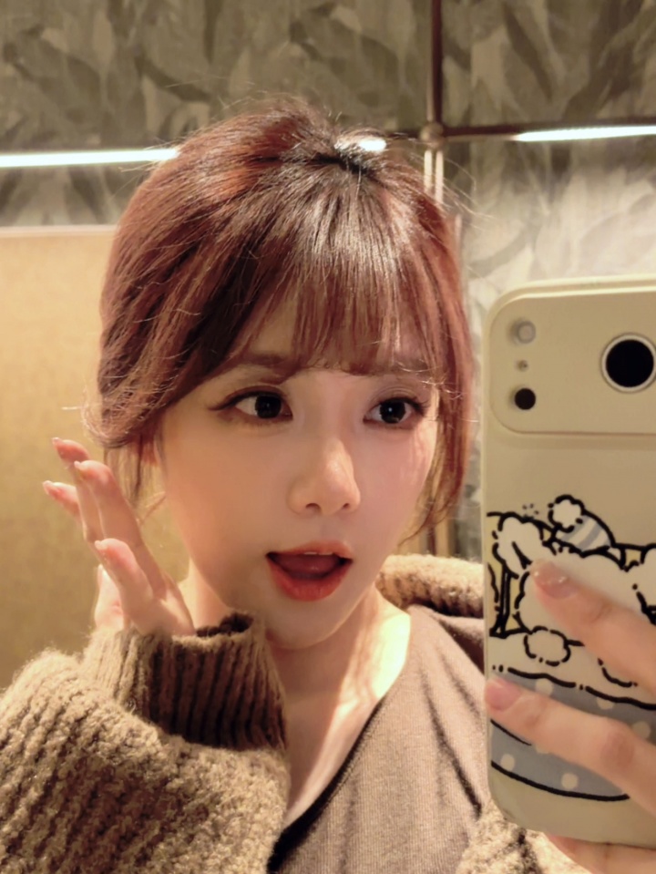 LPL女主持小钰晒照：你怎么知道我要去看杰哥跨年演唱会？