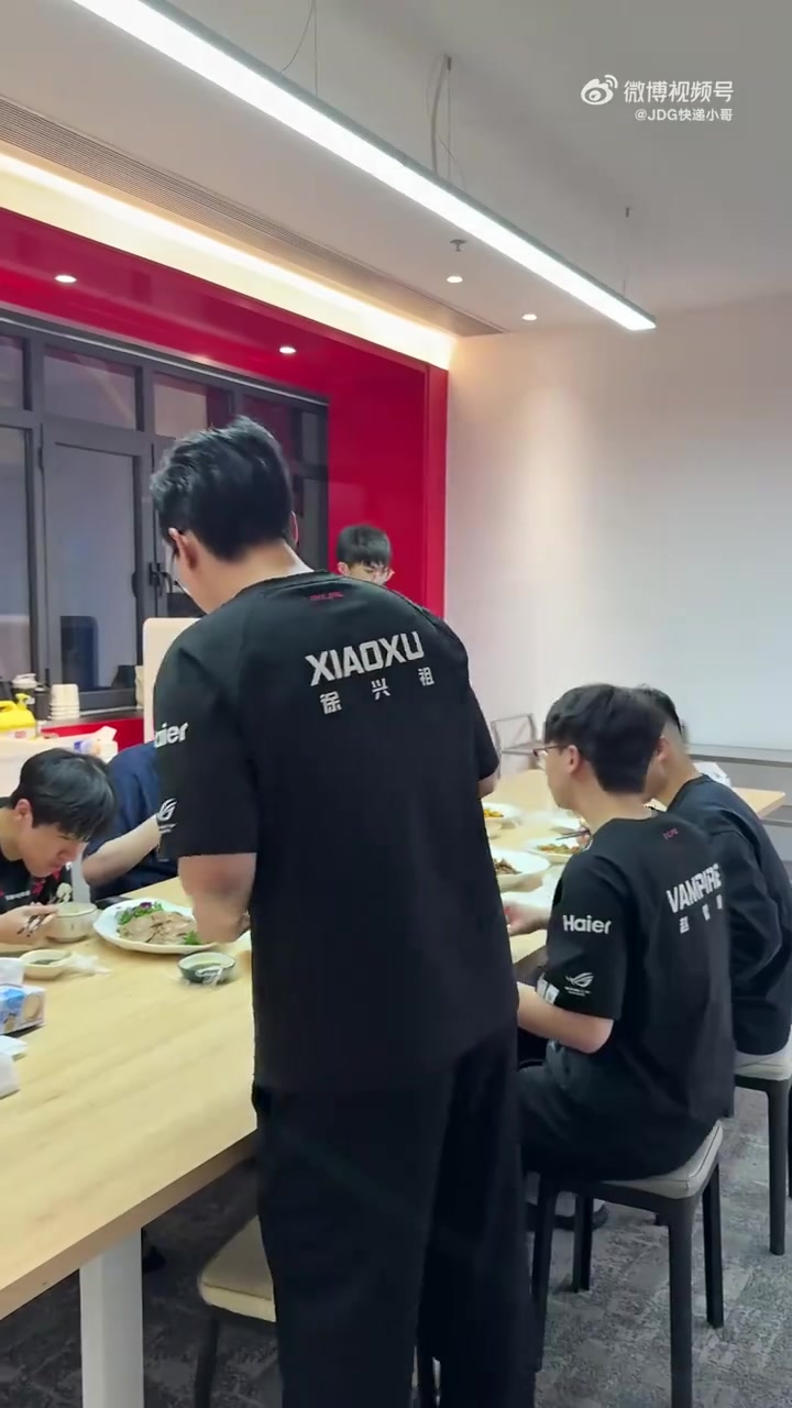 打完比赛就吃饭，JDG赛后发布视频：打比赛和炫饭无缝衔接