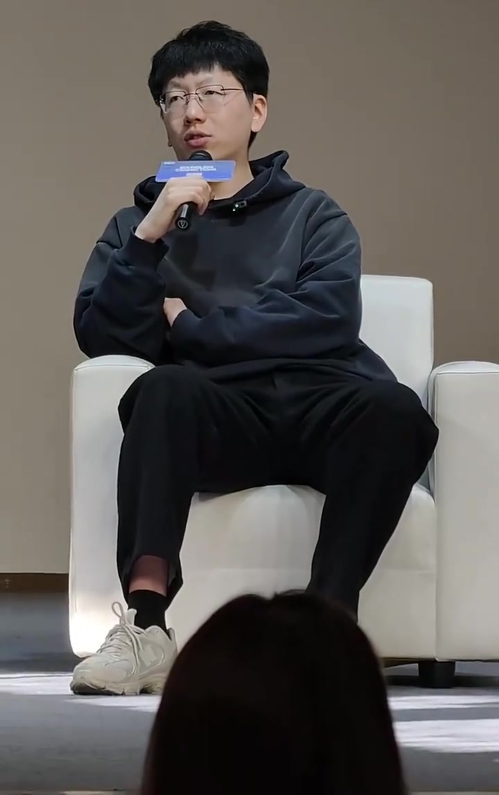 爱笑谈新教练：确定老教练离队了后 第二天睡醒了就跟Helper建立了联系