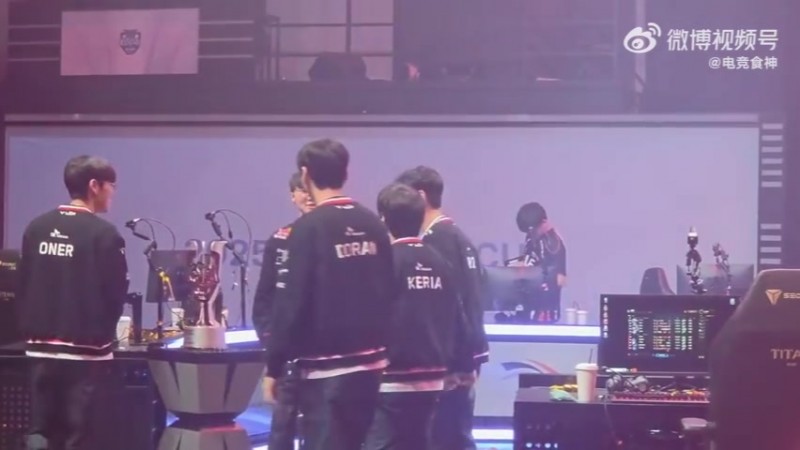 这一冠献给Peyz！KeSPA杯夺冠后Faker让peyz先捧杯