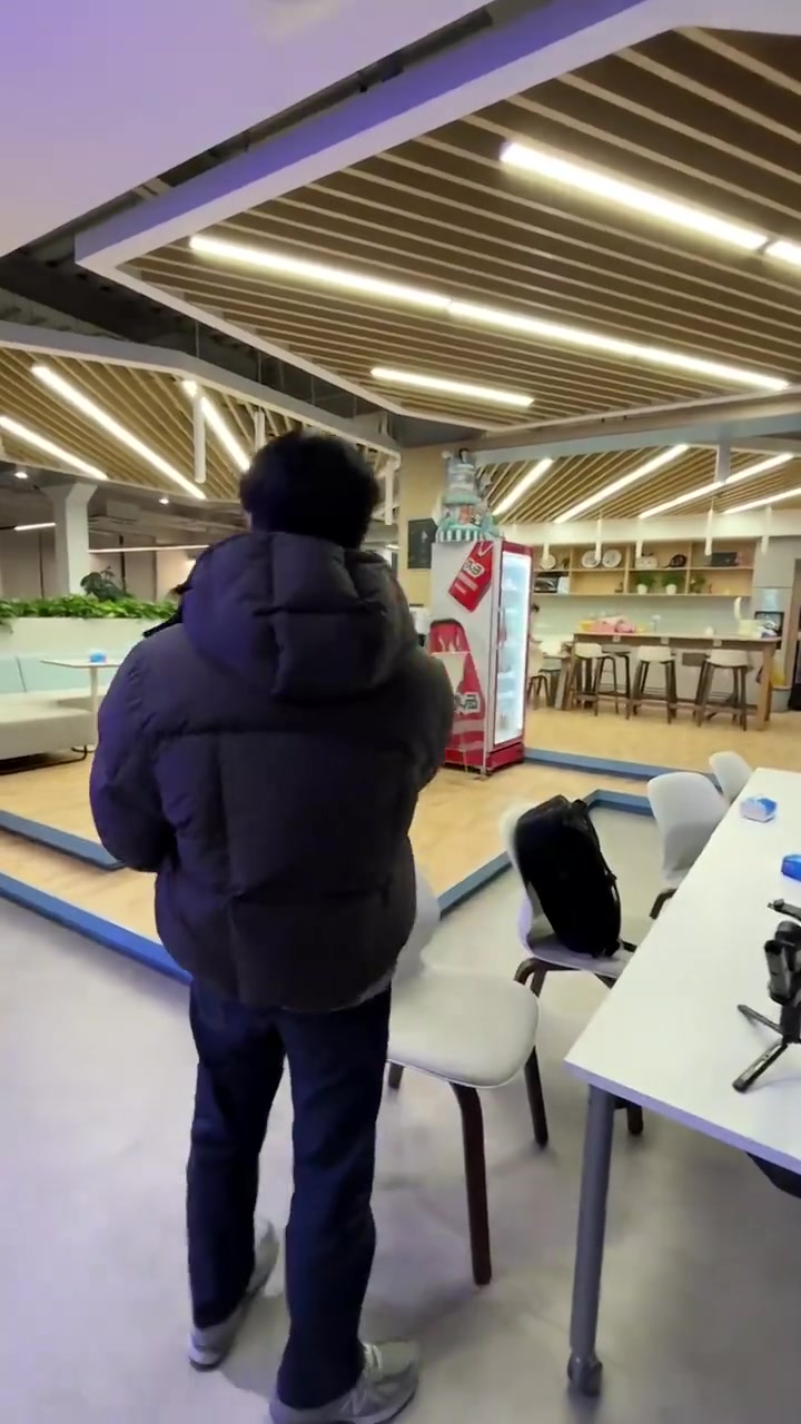 以前对手如今队友~BLG分享Viper、Bin初见面场景